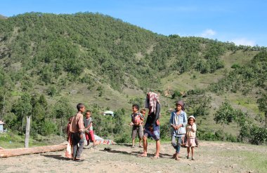 Hato Builico, Timor Leste - 22 Ocak 2022: Köydeki çocuklar bahçede oynuyordu