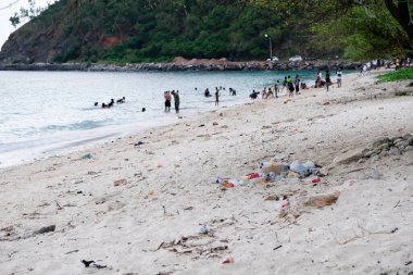 Dili, Timor Leste - 7 Ocak 2022: Plastik kirliliği tropik bir plaj boyunca yayıldı
