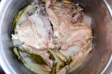 Ev yapımı ayam pop pişirmek, genellikle baharatlı kırmızı biber sosu, sıcak pirinç ve taze sebzelerle servis edilen tipik bir Minang yemeği.