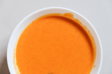 Ev yapımı ayam pop chili sosu yapıyorum. Ayam pop genellikle baharatlı kırmızı biber sosu, sıcak pirinç ve taze sebzelerle servis edilen tipik bir Minang yemeğidir.