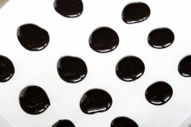 Ev yapımı çıtır kekler pişmeye hazır.