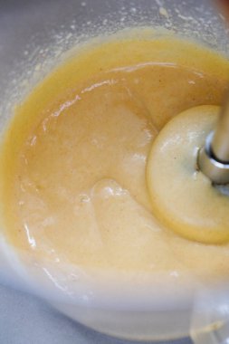 Ev yapımı mayonezin yakın plan fotoğrafı.