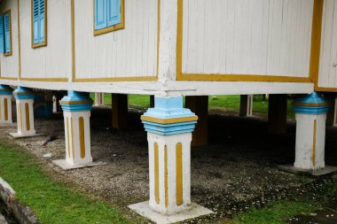 Riau, Endonezya - 29 Ocak 2025: Tuan Kadi 'nin Pekanbaru' daki tarihi evinin portresi.