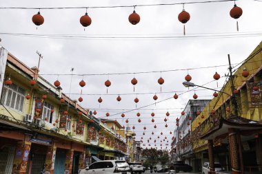 Riau, Endonezya - 29 Ocak 2025: Çin Yeni Yıl atmosferi Dr. Leimena Caddesi, Senapelan, Pekanbaru