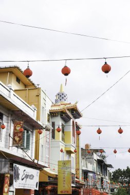 Pekanbaru, Endonezya - 29 Ocak 2025: Çin Yeni Yıl atmosferi Vihara Dharma Loka 'nın önündeki sokakta