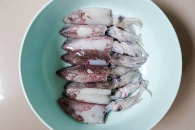 Tabaktaki çiğ mürekkep balığının yakın çekimi.