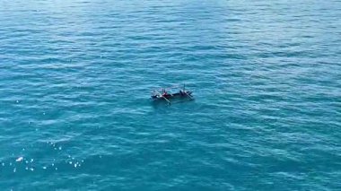 Krui, Endonezya - 16 Nisan 2025: Krui Sahili, Lampung 'da balıkçının insansız hava aracı görüntüsü