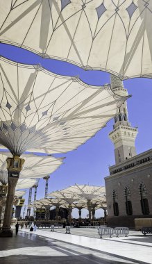 Medine, Suudi Arabistan - 6 Mart 2024: El-Mescid an-Nabawi namazından önce avludaki atmosfer