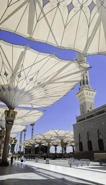 Medine, Suudi Arabistan - 6 Mart 2024: El-Mescid an-Nabawi namazından önce avludaki atmosfer