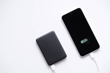 Hızlı şarj modunda şarj etmek için taşınabilir güç bankası, beyaz arkaplanda izole.