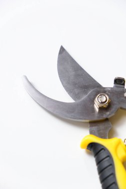 Beyaz arka planda izole edilmiş budama makası, bahçe aletleri