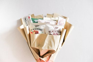 Pekanbaru, Endonezya - 21 Şubat 2025: Hediyeler için güzel düzenlemeleri olan sağlıklı abur cubur buketleri