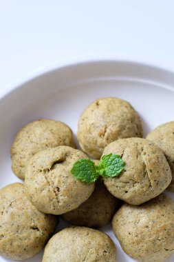 Beyaz tabakta ev yapımı naneli kurabiyelerin yakın çekimi.