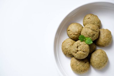 Beyaz tabakta ev yapımı naneli kurabiyelerin yakın çekimi.