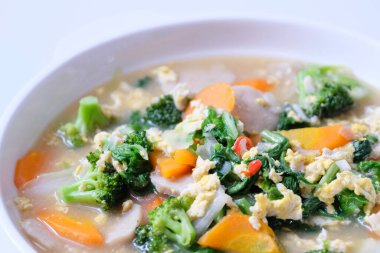 Capcay, Çin usulü kızarmış sebze tabağı. Beyaz tabakta servis ediliyor..