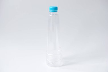 Beyaz arka planda izole edilmiş plastik su şişesi.