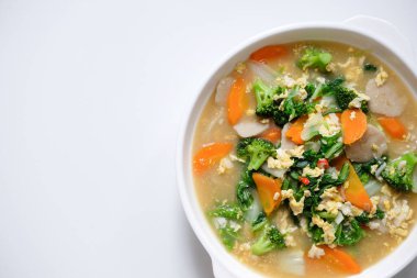 Capcay, Çin usulü kızarmış sebze tabağı. Beyaz tabakta servis ediliyor..