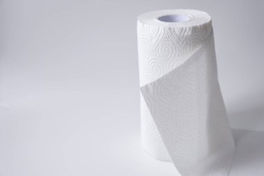 Beyaz arka planda izole edilmiş kağıt havlu rulosu.