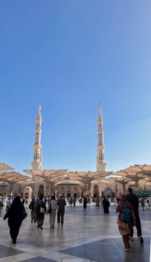 Medine, Suudi Arabistan - 5 Mart 2024: Seyyahlar Peygamber Muhammed el-Medine 'nin ana camisine yürüdüler