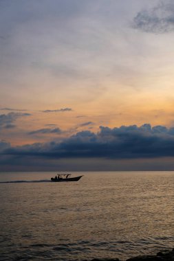 Rupat Utara Sahili 'nde güneşin doğuşu ve yelkenli teknesinin güzel manzarası.