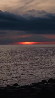 Rupat Adası, Riau 'da güneşin doğuşu ve yelkenli teknesinin güzel manzarası.