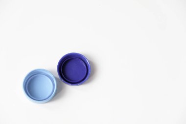 Geri dönüşüm için mavi su plastik başlıkları beyaz arkaplanda izole edildi