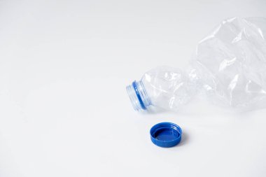 Beyaz arkaplanda izole edilmiş su plastik şişesi