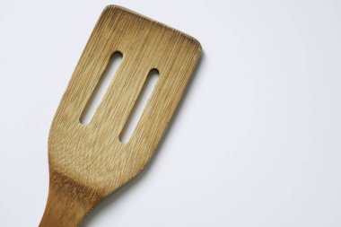 Beyaz arkaplanda izole edilmiş bambu mutfak spatulası.