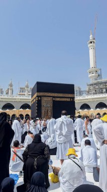 Mekke, Saudia Arabistan - 11 Mart 2024: Müslüman hacılar Kabe 'nin etrafında tawaf ediyor ve umrah mevsiminde Mescidi Haram' da namaz kılıyorlar.