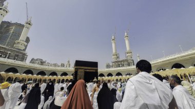 Mekke, Saudia Arabistan - 11 Mart 2024: Müslüman hacılar Kabe 'nin etrafında tawaf ediyor ve umrah mevsiminde Mescidi Haram' da namaz kılıyorlar.