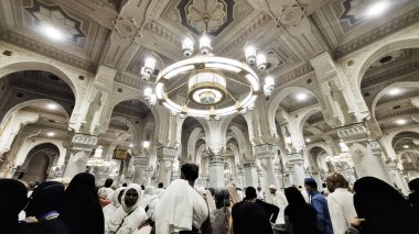 Mekke, Suudi Arabistan - 8 Mart 2024: Umra sezonunda Mescidi Haram 'daki Müslüman hacılar