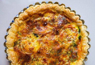 Lezzetli ev yapımı Fransız kiş ıspanaklı, etli, domatesli ve peynirli