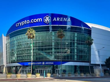 Los Angeles, California USA - Crypto com arena, la live, la şehir merkezi, 2028 Yaz Olimpiyatları için mekan, Dan Meis, mimar. Figueroa caddesindeki binanın girişi, yeşil camlı pencereler, palmiye ağaçları, mavi, açık gökyüzü.