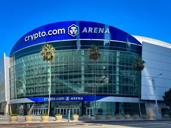 Los Angeles, California USA - Crypto com arena, la live, la şehir merkezi, 2028 Yaz Olimpiyatları için mekan, Dan Meis, mimar. Figueroa caddesindeki binanın girişi, yeşil camlı pencereler, palmiye ağaçları, mavi, açık gökyüzü.