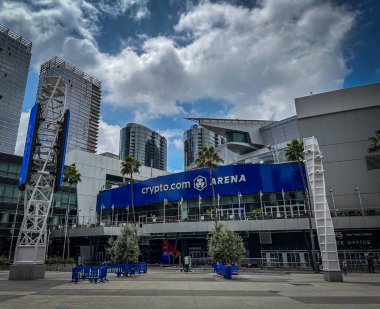 Crypto.com Arena, LA Live, Downtown Los Angeles Dan Meis, mimar, 2028 Yaz Olimpiyatları Meydanı, Chick Hearn Caddesi, palmiye ağaçları, parçalı bulutlu, mavi gökyüzü, ufuk çizgisi, grafiti kuleleri
