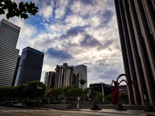Los Angeles, California, Amerika Birleşik Devletleri, Westin Bonaventure Otel ve süitleri Los Angeles Gökdelenleri ile çevrili, kısmen Bulutlu Mavi Gökler