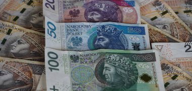 Çeşitli kağıt banknotları olan Polonya parası yayılmış. Para birimi Polonya 'da nakit ödemelerde kullanılan farklı değerleri gösteriyor.