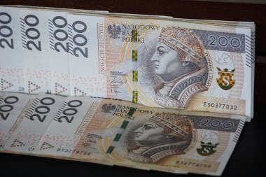 Çeşitli kağıt banknotları olan Polonya parası yayılmış. Para birimi Polonya 'da nakit ödemelerde kullanılan farklı değerleri gösteriyor.