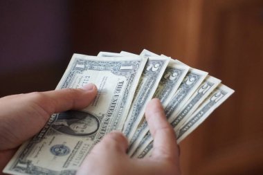 Nakit kontrolü ya da ödeme hazırlığı sırasında banknotları hesaplayan ABD doları saymak.