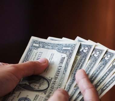Amerikan doları banknotundaki banknotun yeşil arka planla yakın plan görüntüsü. Parasal değeri ve yazdırma detayları açıkça görülüyor..