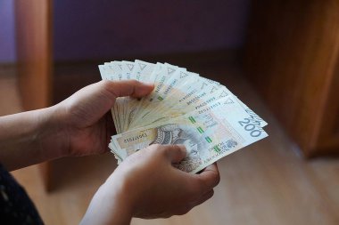 Çeşitli kağıt banknotları olan Polonya parası yayılmış. Para birimi Polonya 'da nakit ödemelerde kullanılan farklı değerleri gösteriyor.