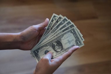 ABD başkanlarının portrelerini içeren 1, 2 ve 5 'lik banknotlar halinde ABD doları banknotları: 1 doların üzerinde George Washington, 2 doların üzerinde Thomas Jefferson, ve 5 doların üzerinde Abraham Lincoln. Tarafsız bir arkaplanda para ayarlandı.