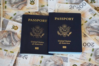 İki Amerikan pasaportunun yanına 200 PLN banknot dağılmış..