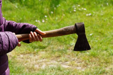 Tahta saplı ve keskin bıçaklı bir balta. Odun kesmek için pratik bir araç, bahçe ve orman işleri için mükemmel..