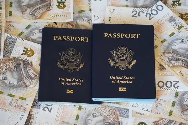İki Amerikan pasaportunun yanına 200 PLN banknot dağılmış..