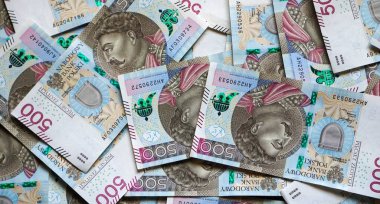 Polonya 'nın para birimi olarak 500 PLN' lik banknotları dağıttı..