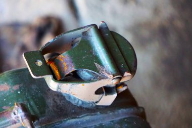 Yeşil kapalı benzin bidonu, kirli ve kullanım belirtileri gösteriyor. Sanayi ve pratik yakıt depolama ekipmanları.