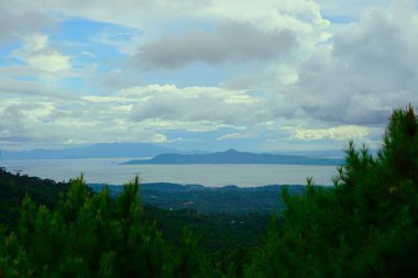 Filipinler, yemyeşil bitki örtülü vahşi dağlar, tropikal orman keşfi, doğada macera, egzotik manzara, yeşil yaban hayatı, tropik bölgelerde yürüyüş..