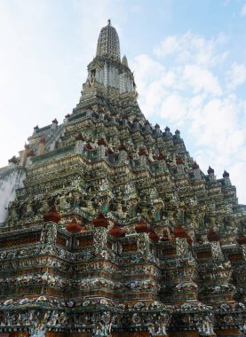 Wat Arun, Tayland Bangkok 'taki görkemli bir tapınak. Seramik detaylarla süslenmiş ve şehrin pek çok yerinden görülebilen yüksek kulesiyle tanınıyor..