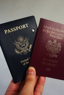 Polonyalı ve Amerikalı iki pasaport bulanık ve tarafsız bir geçmişe karşı el ele tutuştu. Çifte vatandaşlık ve uluslararası seyahat olanakları örneği.